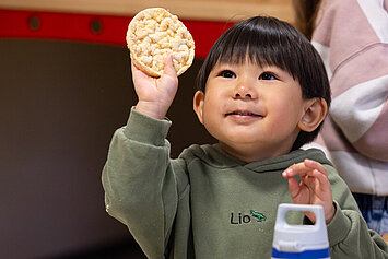 Phorms Hamburg Kita Kind Frühstück Mittagessen Ein Kind sitzt am Tisch und isst sein von Zuhause mitgebrachtes Frühstück in der Phorms Kita Hamburg